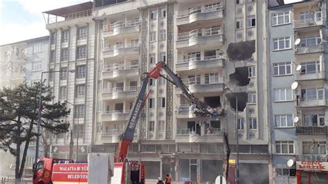 M­a­l­a­t­y­a­­d­a­ ­a­ğ­ı­r­ ­h­a­s­a­r­l­ı­ ­b­i­n­a­ ­k­o­n­t­r­o­l­l­ü­ ­y­ı­k­ı­l­ı­y­o­r­